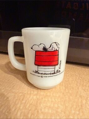 Vintage 1958 Snoopy Red Doghouse Milk Glass Mug